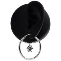 Orecchini a cerchio in argento con ciondolo a fiocco di neve su sfondo nero