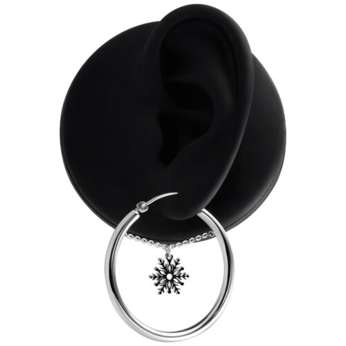 Orecchini a cerchio in argento con ciondolo a fiocco di neve su sfondo nero