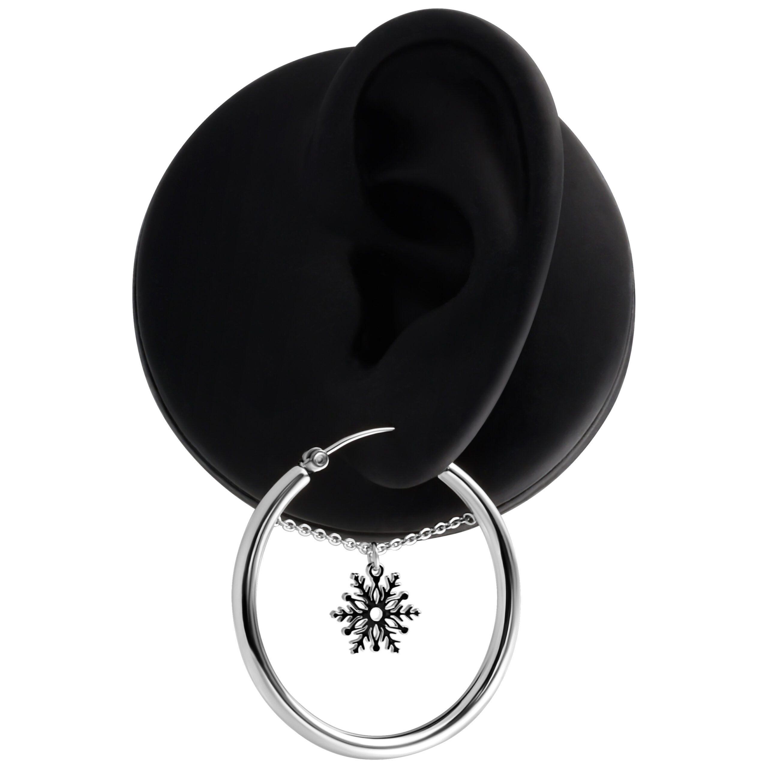 Orecchini a cerchio in argento con ciondolo a fiocco di neve su sfondo nero