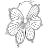 Orecchini Flower Hoops in argento con chiusura a scatto su sfondo bianco