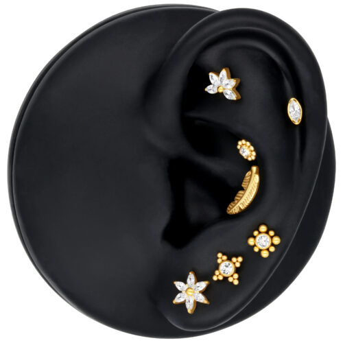 Accessorio a forma di ibisco in argento e oro su modello di orecchio nero