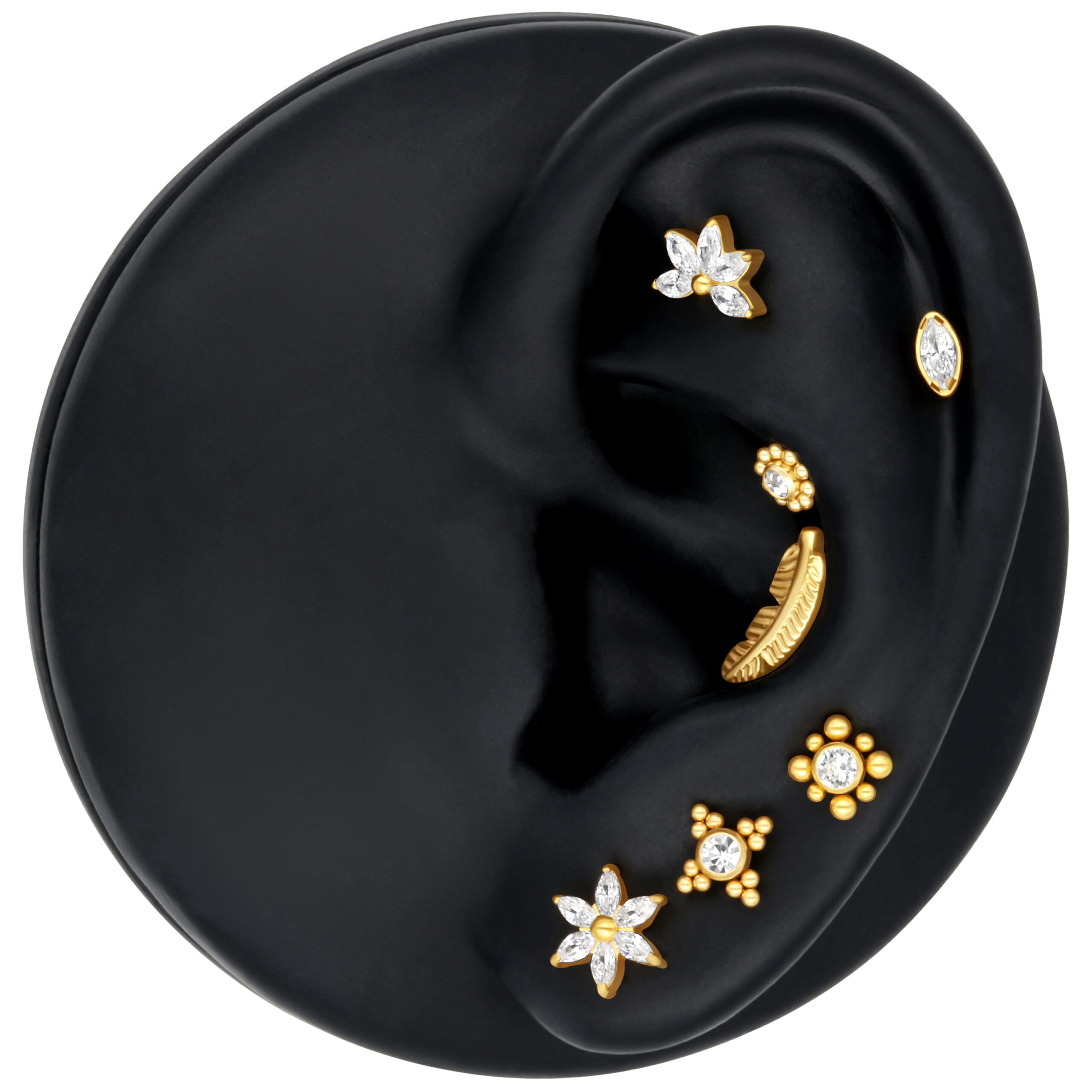 Accessorio a forma di ibisco in argento e oro su modello di orecchio nero