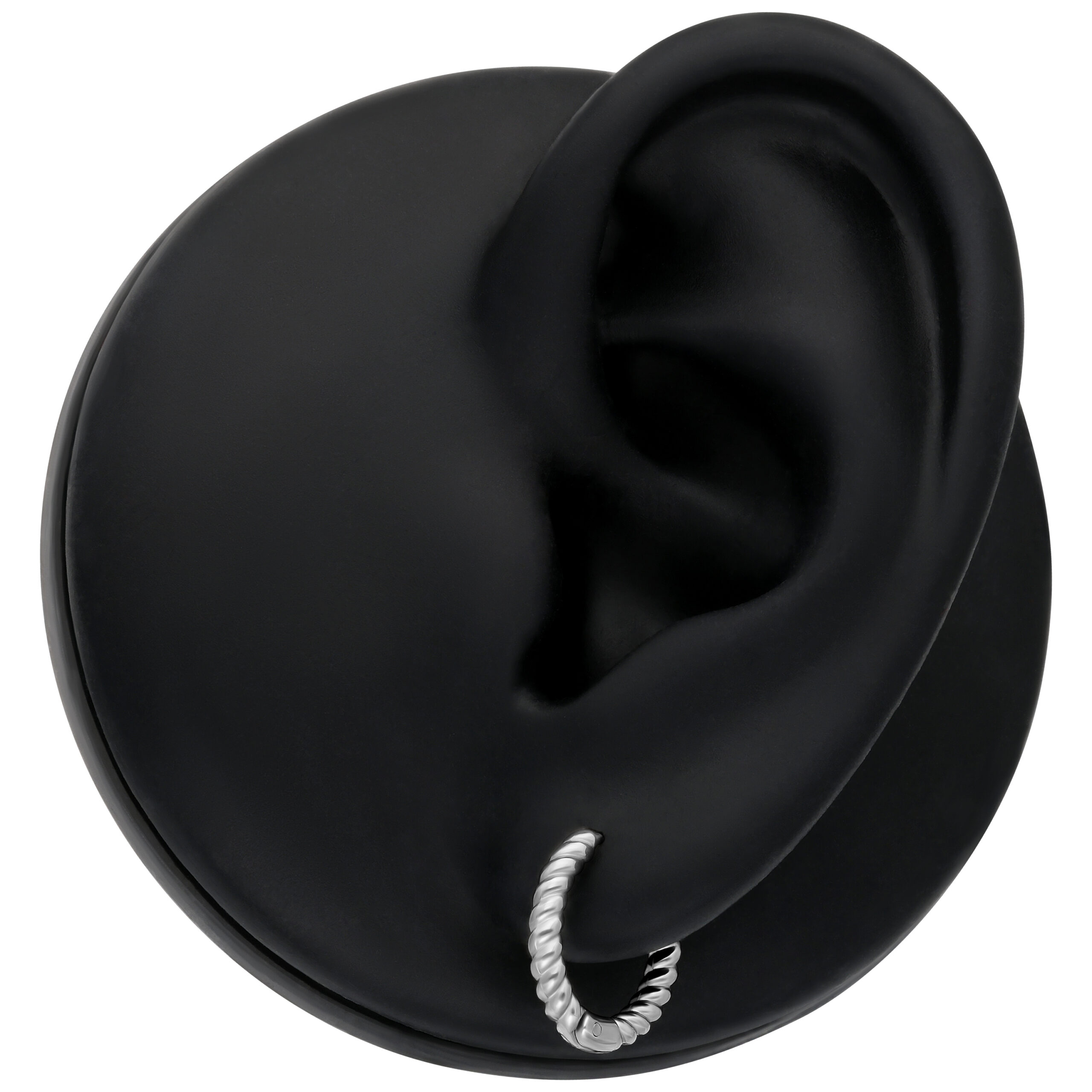 Piccoli orecchini d'argento intrecciati su un modello di orecchio nero su sfondo bianco