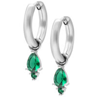 Orecchini in argento con cristalli verde smeraldo su sfondo bianco