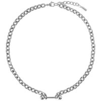 Collana Barbell in argento in acciaio chirurgico su sfondo bianco