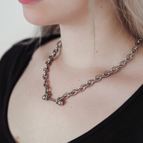 Collana Barbell in acciaio chirurgico argento indossata su un top nero