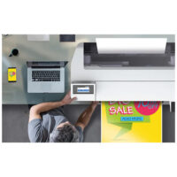 Stampante di grande formato Epson SureColor SC-T3100x su scrivania con laptop e stampa a colori