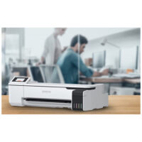 Stampante Epson a grande formato bianca SC-T3100x su scrivania in legno in ufficio