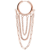 Orecchini in oro rosa con più strati di catene su sfondo bianco