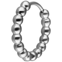 Orecchino a cerchio Bubble in argento in acciaio inossidabile su sfondo bianco