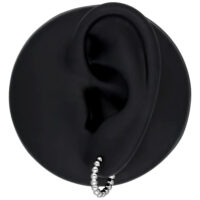 Orecchini Bubble Hoop argentati su modello di orecchio nero, design semplice