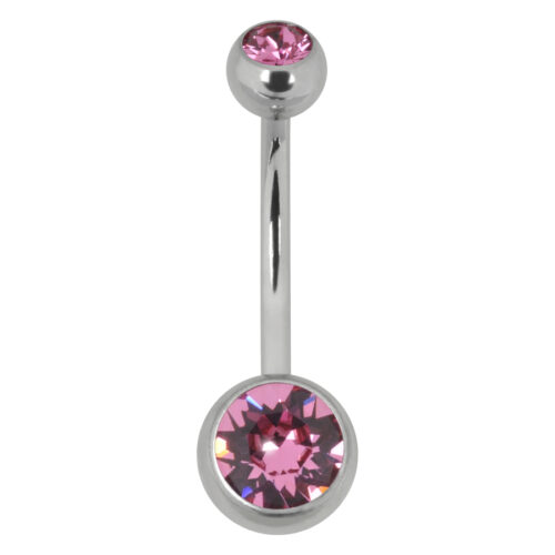 Piercing all'ombelico in argento con cristallo rosa su sfondo bianco
