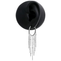 Orecchini a cerchio in argento con catene su un display nero per orecchie