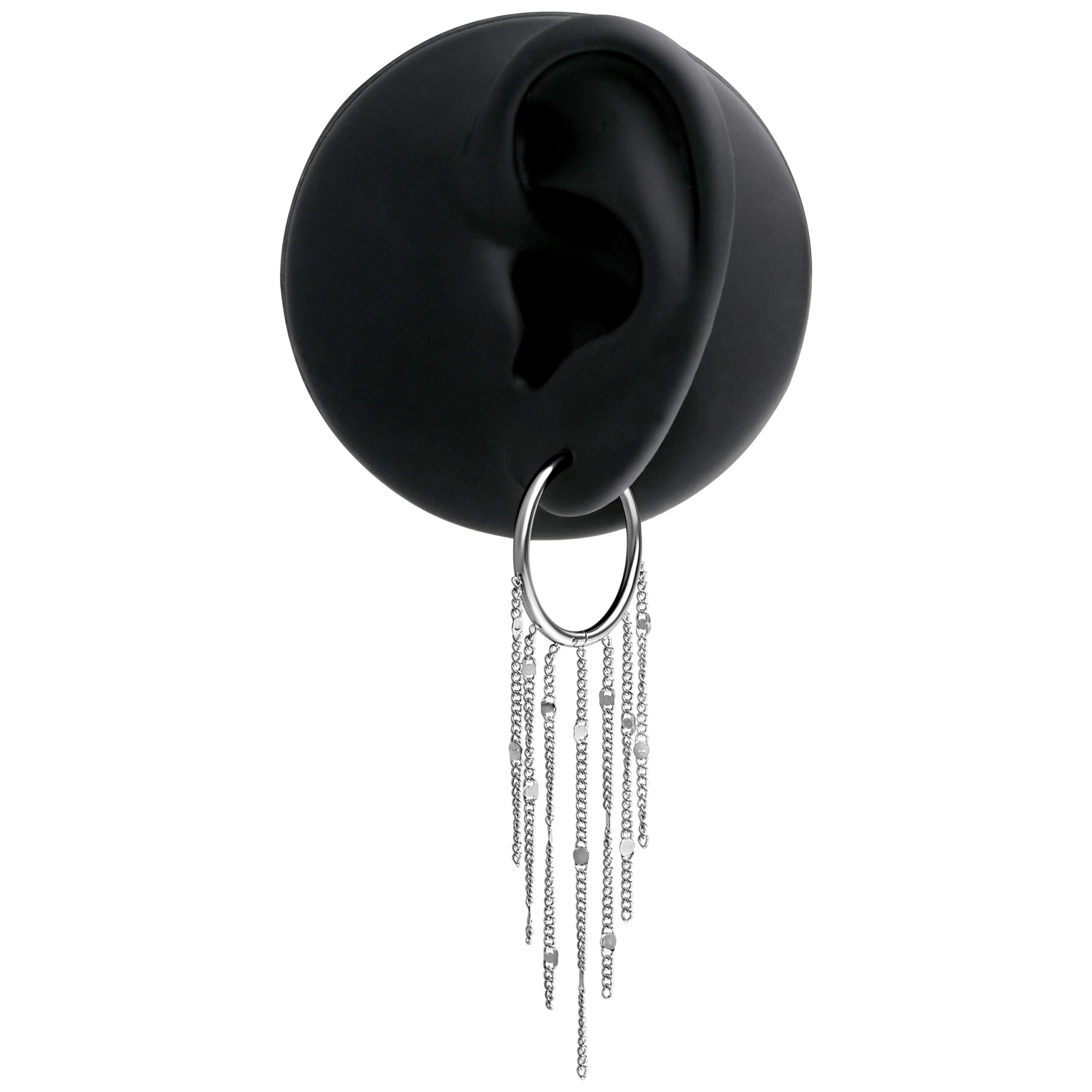 Orecchini a cerchio in argento con catene su un display nero per orecchie