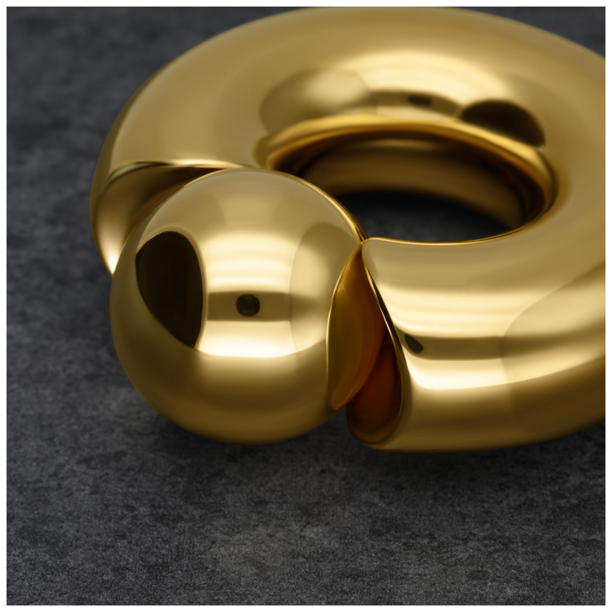 Anello a Vite Monster Dorato con spessore di 12mm e diametro interno di 19mm su sfondo grigio