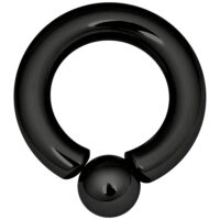 Anello piercing nero in titanio con spessore di 4 mm e diametro interno di 12 mm su sfondo bianco