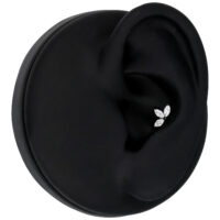 Lotus in metallo nero con cristalli chiari nell'orecchio su sfondo nero