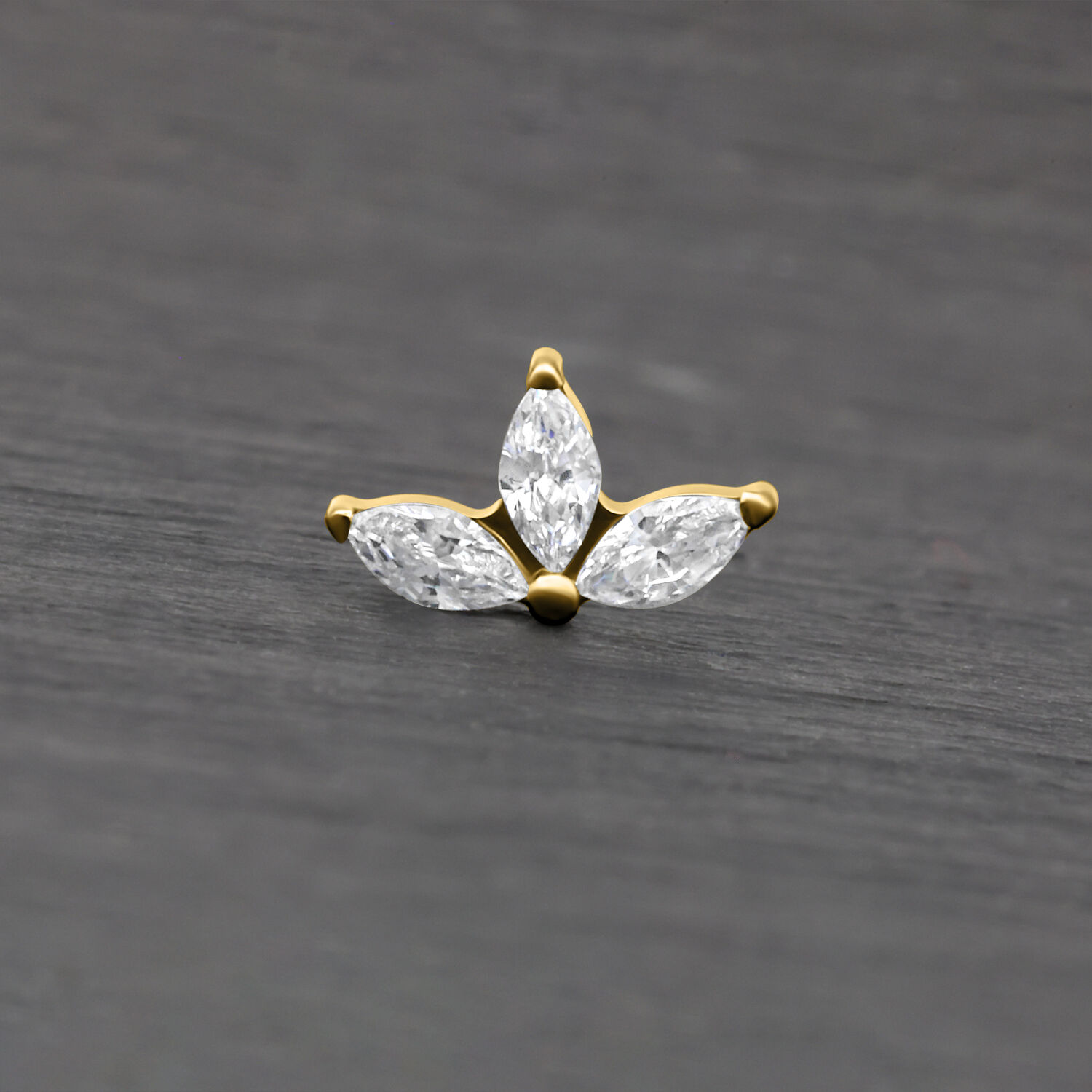Inserto Lotus dorato con tre cristalli chiari su sfondo scuro