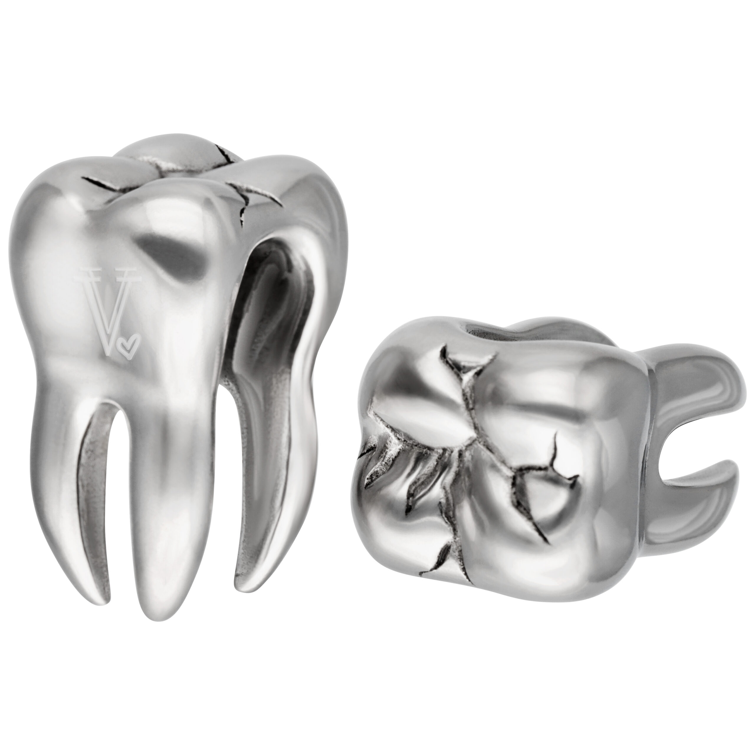 Due pesi per orecchie d'argento a forma di dente in acciaio chirurgico su sfondo bianco