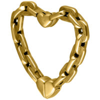 Peso orecchino dorato a forma di cuore su sfondo bianco