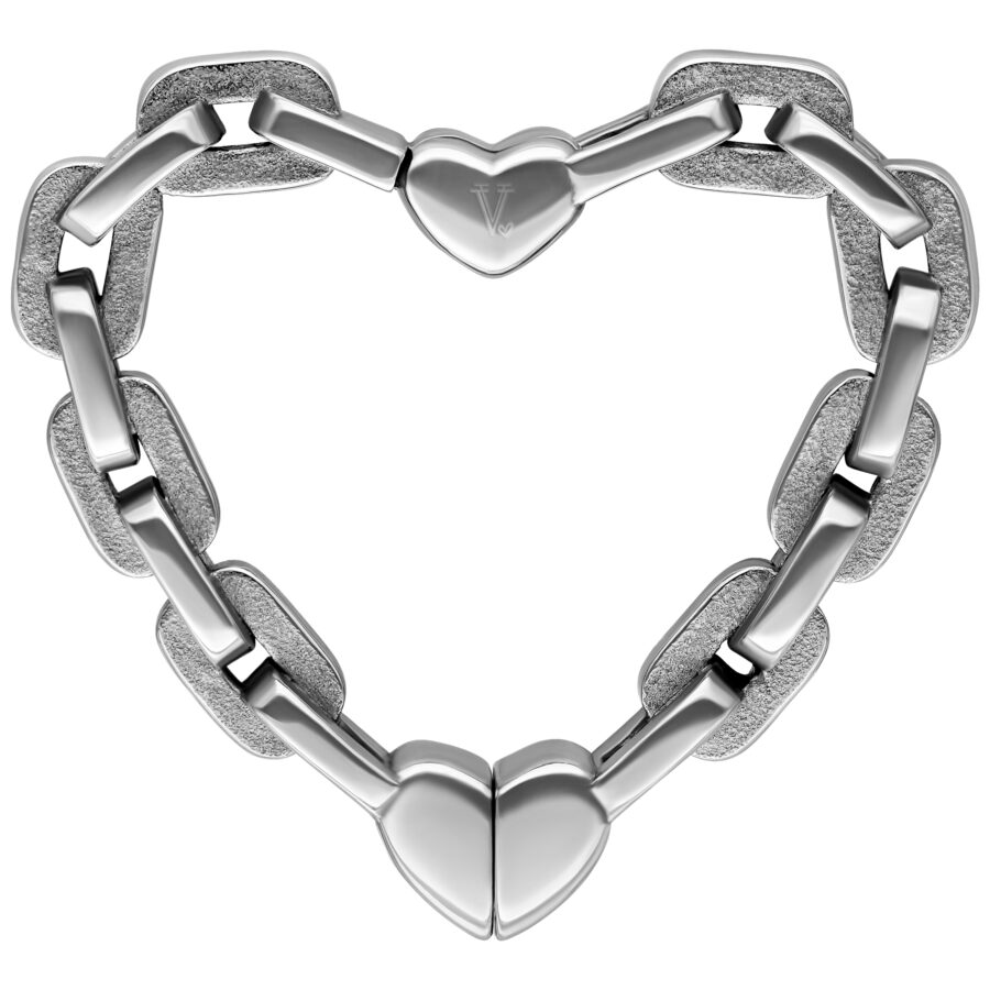 Pesa per orecchio in argento a forma di cuore con superficie lucida su sfondo bianco