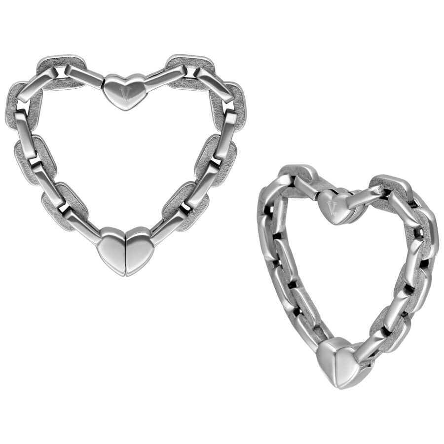 Due pesi per orecchie in argento a forma di cuore su sfondo bianco