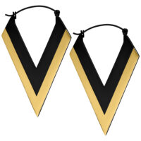 Orecchini dorati a forma di V con nero Due orecchini a forma di V in oro e nero su sfondo bianco