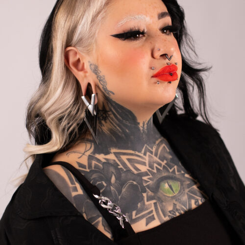 Donna con Verena Venus Argento Nero V Hoops su sfondo neutro