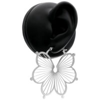 Orecchini Flower Hoops in argento su un modello di orecchio nero