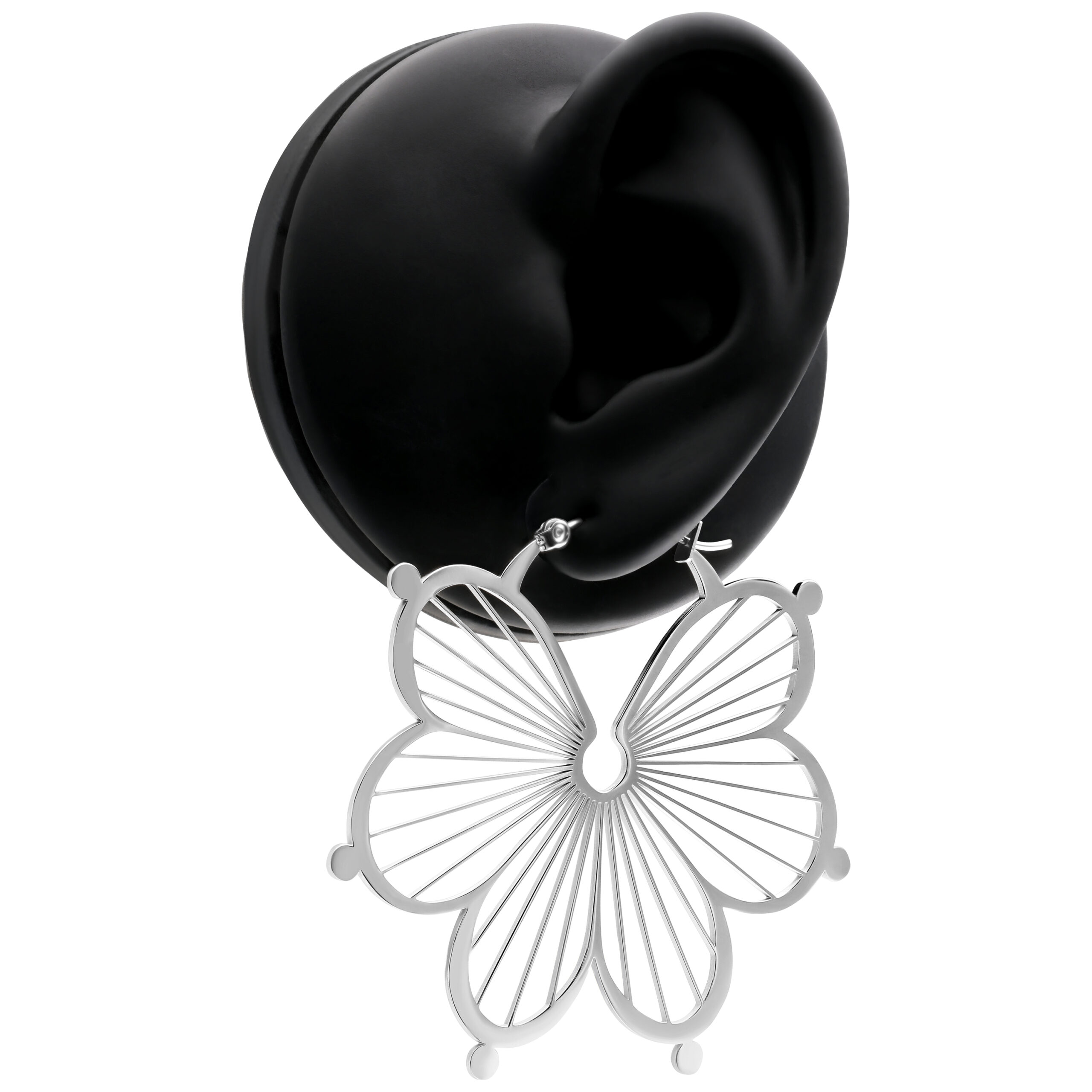 Orecchini Flower Hoops in argento su un modello di orecchio nero