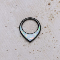 Clicker per setto nero con opale bianco su sfondo chiaro