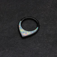 Clicker per setto in titanio con opale sintetico su sfondo scuro