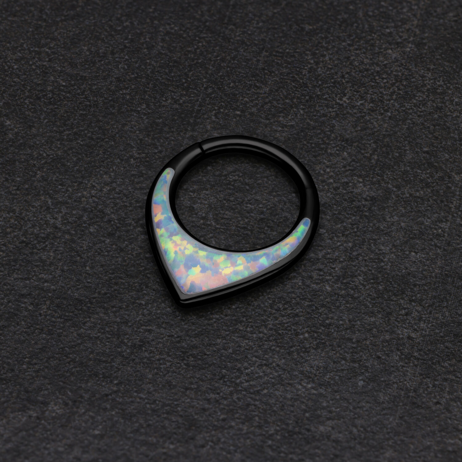 Clicker per setto in titanio con opale sintetico su sfondo scuro