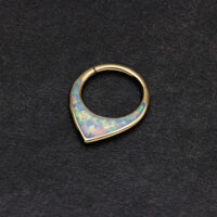 Anello per setto in oro con opale sintetico scintillante su sfondo scuro