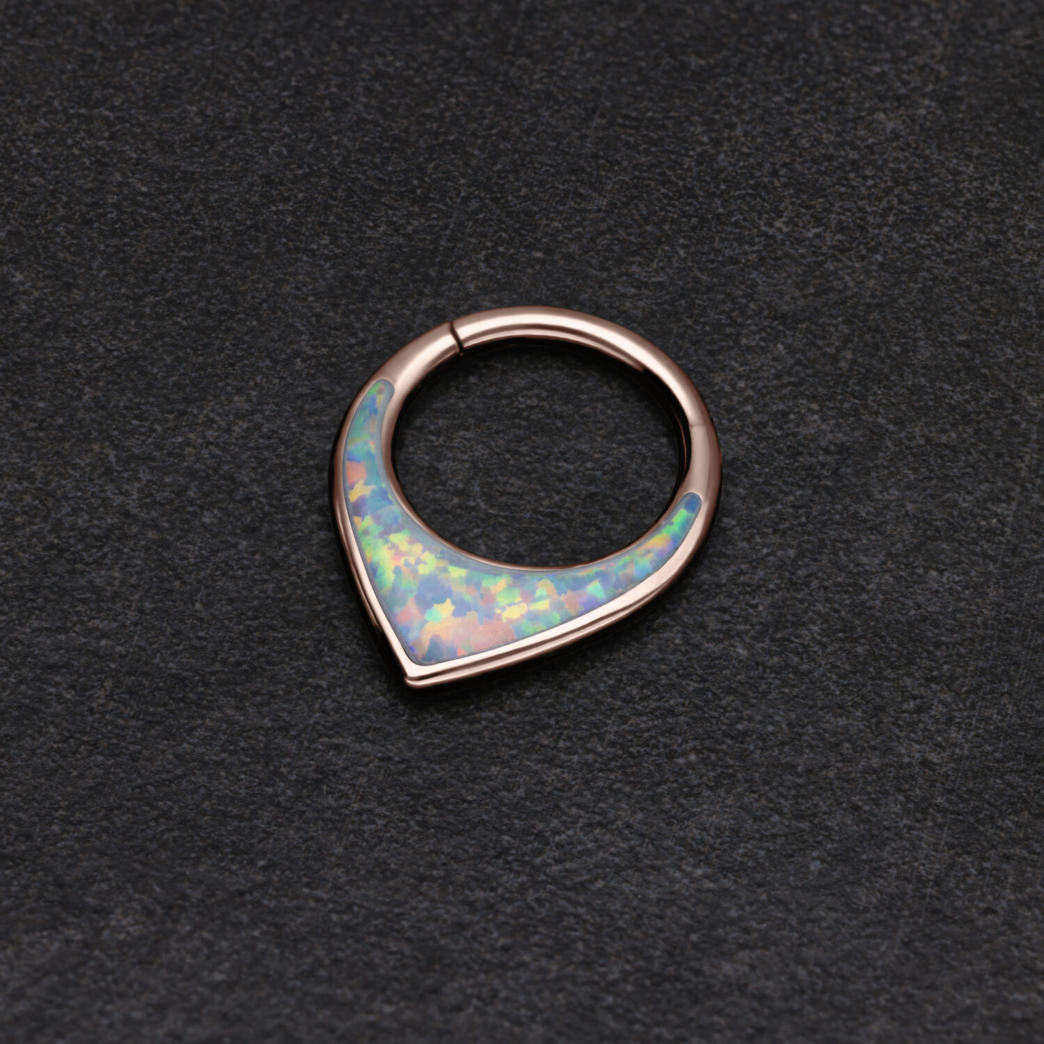 Clicker per Setto in Oro Rosa con opale sintetico su sfondo nero