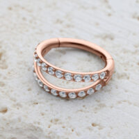 Clicker Piercing in Cristallo Oro Rosa a Doppia Fila su sfondo chiaro
