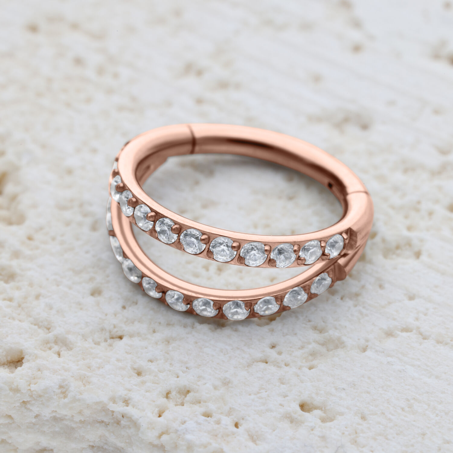 Clicker Piercing in Cristallo Oro Rosa a Doppia Fila su sfondo chiaro