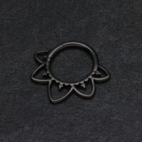 Oriental Septum Clicker nero in titanio su sfondo scuro