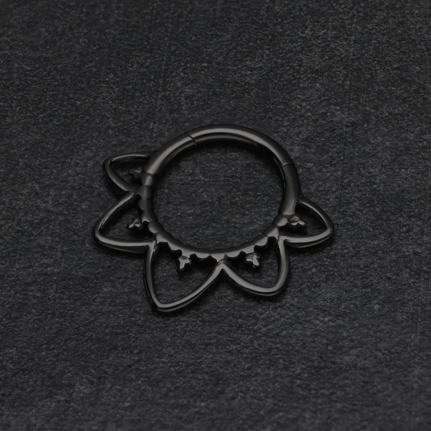 Oriental Septum Clicker nero in titanio su sfondo scuro