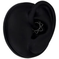 Clicker Septum Orientale nero in titanio in un orecchio su sfondo nero