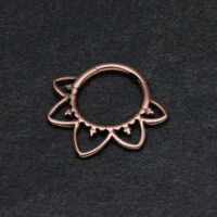Septum Clicker orientale in oro rosa su sfondo nero