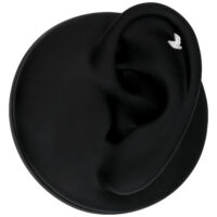 Attacco piercing color argento con cristalli chiari su sfondo nero