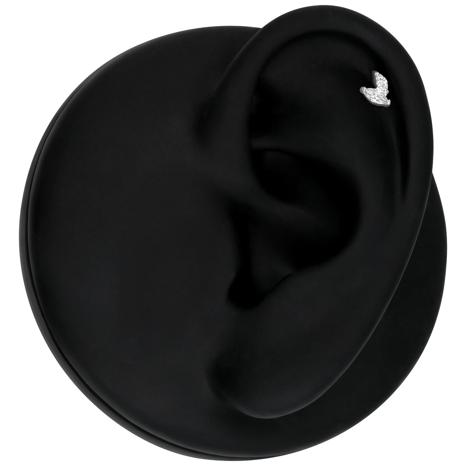 Attacco piercing color argento con cristalli chiari su sfondo nero