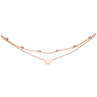 Bracciale a doppio filo con ciondolo a cuore in oro rosa su sfondo bianco