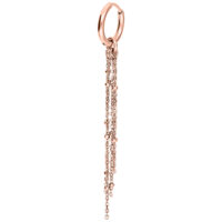 Orecchini in oro rosa con pendenti a catena su sfondo bianco