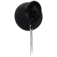 Orecchini a cerchio con catena satellite dorata su sfondo nero