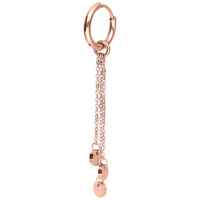 Orecchino a cerchio in oro rosa con tre piastrine su catenine su sfondo bianco