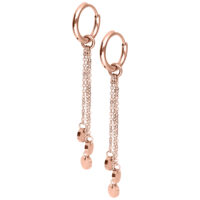 Coppia di orecchini in oro rosa con dettagli a catena su sfondo bianco