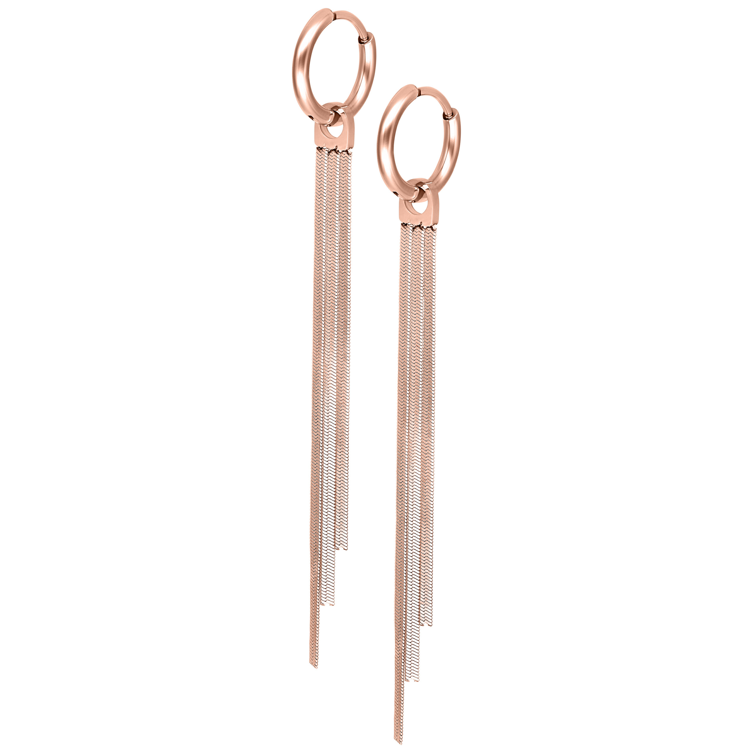 Orecchini in oro rosa con lunghi pendenti a catena su sfondo bianco