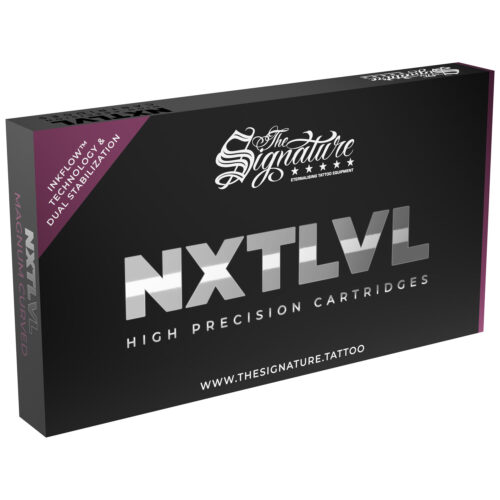 Scatola nera con scritta argento 'NXT LVL' su sfondo bianco